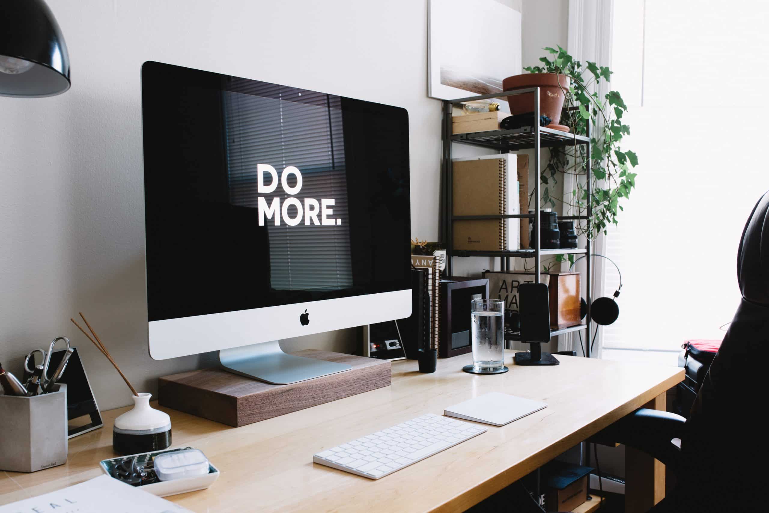 Bureau avec ordinateur en veille